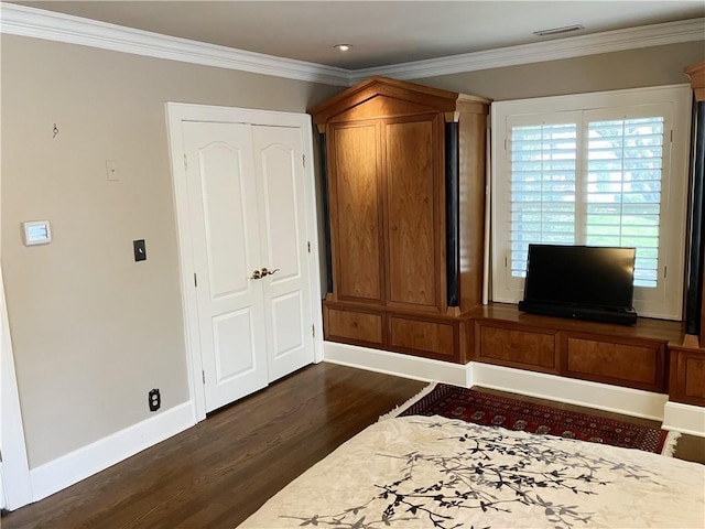 207 W 66th St, Kansas City, MO 64113 - foyer entrance with dark wood finished floors and ornamental molding