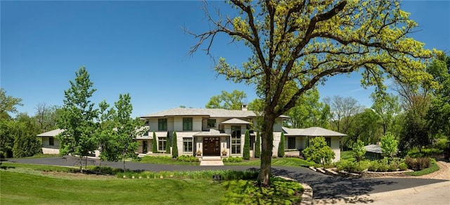 2720 Verona Cir, Mission Hills, KS 66208 - prairie-style house featuring a front lawn