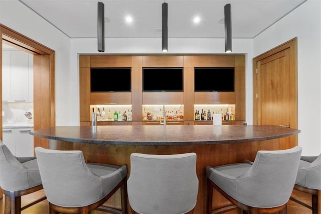2720 Verona Cir, Mission Hills, KS 66208 - view of indoor wet bar