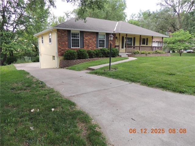 326 Virginia Rd, Excelsior Springs, MO 64024 - single story home featuring a porch, a front yard, and driveway