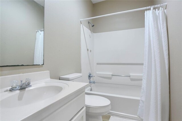 653 S Woodson Ln, Gardner, KS 66030 - bathroom with vanity and shower / tub combo with curtain