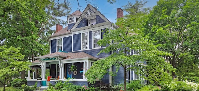 615 N Jefferson St, Carrollton, MO 64633 - victorian home with a chimney and a porch