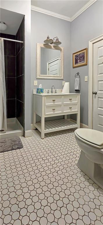 615 N Jefferson St, Carrollton, MO 64633 - bathroom featuring vanity, tiled shower, and crown molding