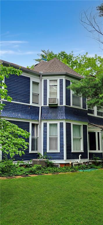 615 N Jefferson St, Carrollton, MO 64633 - view of front facade featuring a front yard and a shingled roof