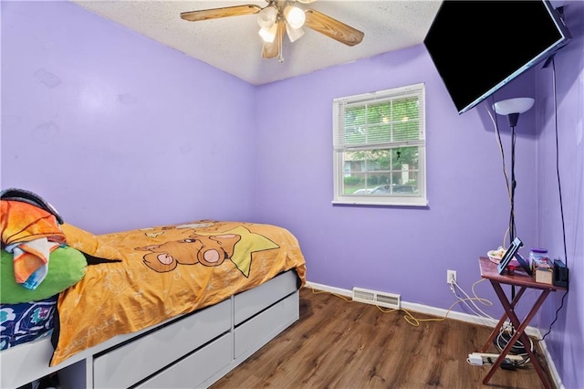 117 Ellison Way, Independence, MO 64050 - bedroom featuring wood finished floors, a textured ceiling, and a ceiling fan