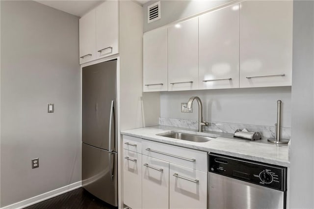4545 Wornall Rd Unit Le4, Kansas City, MO 64111 - kitchen featuring stainless steel appliances, white cabinetry, dark wood-style floors, and modern cabinets