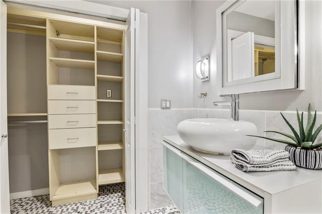 4545 Wornall Rd Unit Le4, Kansas City, MO 64111 - bathroom featuring vanity and tile patterned floors