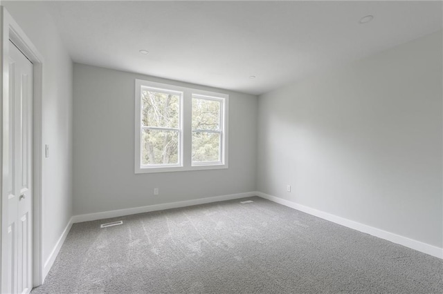 410 Kensington Ave, Kansas City, MO 64124 - carpeted empty room with baseboards