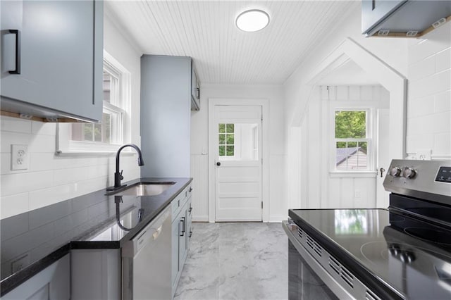 6806 N Brookside Rd, Pleasant Valley, MO 64068 - kitchen with stainless steel electric range oven, dark countertops, dishwasher, healthy amount of natural light, and wooden ceiling