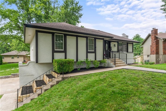 3005 Elmira Ct, Independence, MO 64057 - view of front of house featuring a front yard, stucco siding, and a shingled roof