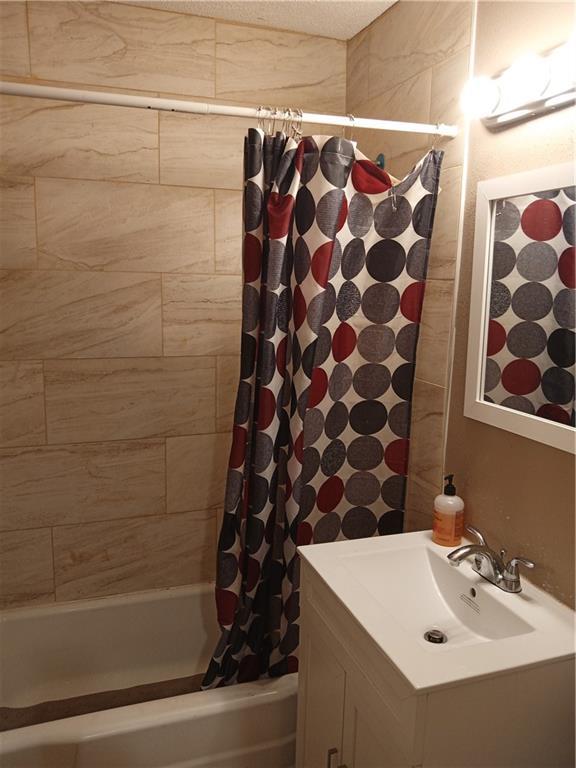 5416 College Ave, Kansas City, MO 64130 - full bath featuring shower / tub combo with curtain and vanity