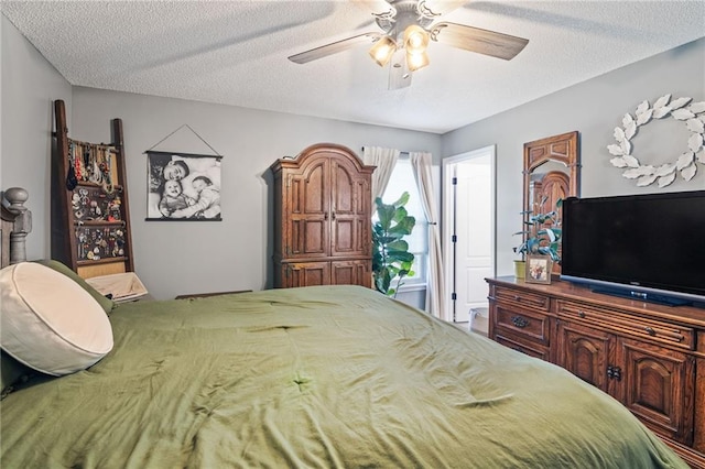 4416 Broadway Ter, Leavenworth, KS 66048 - bedroom featuring a textured ceiling and ceiling fan