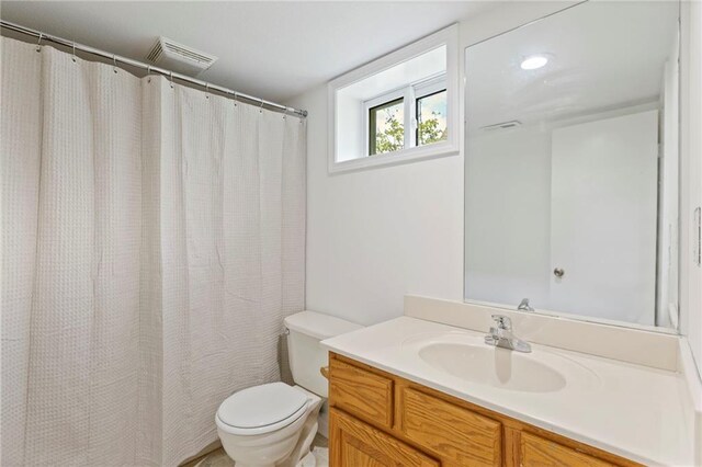 10136 Barton St, Overland Park, KS 66214 - full bath with vanity and curtained shower