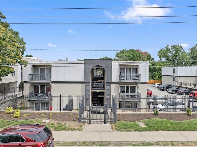 4143 Roanoke Rd Unit 10, Kansas City, MO 64111 - view of property with a fenced front yard