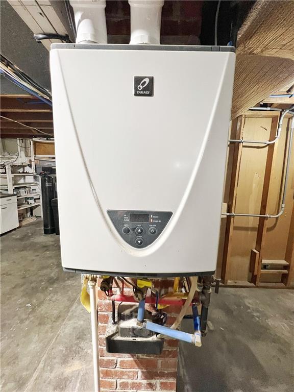 3342 Duncan St, Saint Joseph, MO 64507 - utility room with water heater
