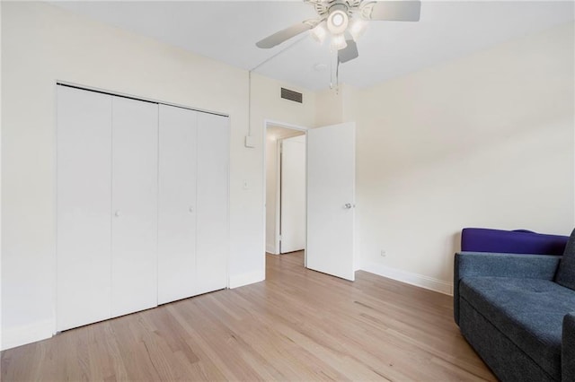 333 W Meyer Blvd # 212, Kansas City, MO 64113 - sitting room with light wood-style floors and a ceiling fan