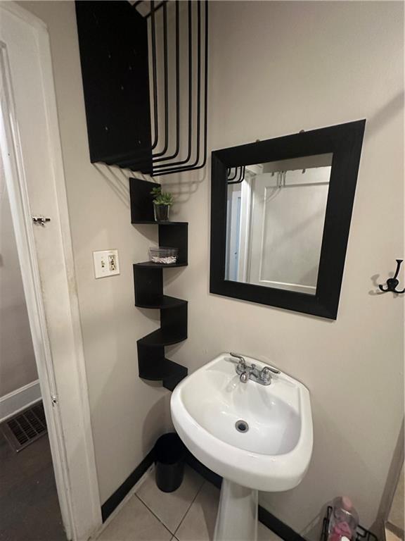 3823 Ruby Ave, Kansas City, KS 66106 - bathroom featuring baseboards and tile patterned floors