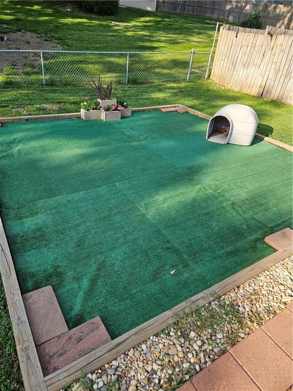 8708 W 92nd St, Overland Park, KS 66212 - view of yard
