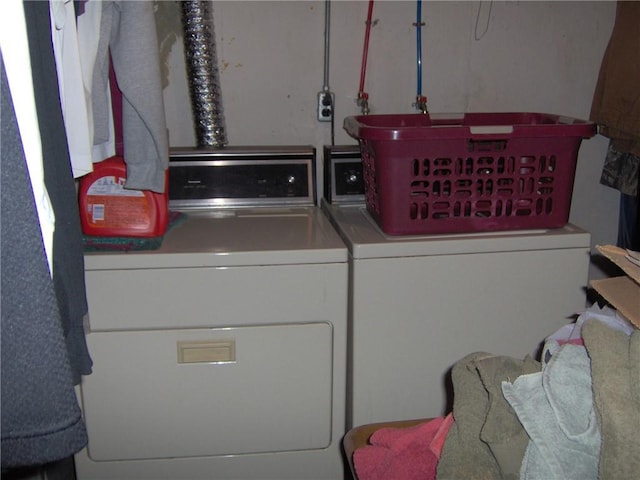3016 S Northern Blvd, Independence, MO 64052 - laundry area with washing machine and clothes dryer