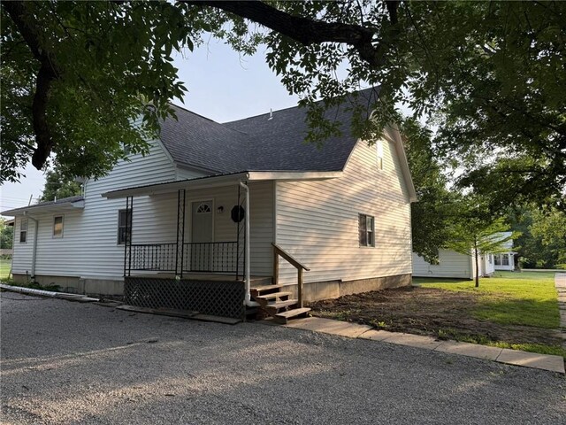 915 Des Moines St, Burlington, KS 66839 - view of front of house featuring a porch and a shingled roof