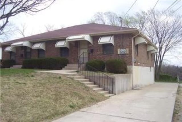 1019 N Kiger Rd, Independence, MO 64050 - view of front facade with concrete driveway and brick siding