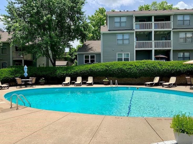 8806 W 106th Ter, Overland Park, KS 66212 - outdoor pool with a patio