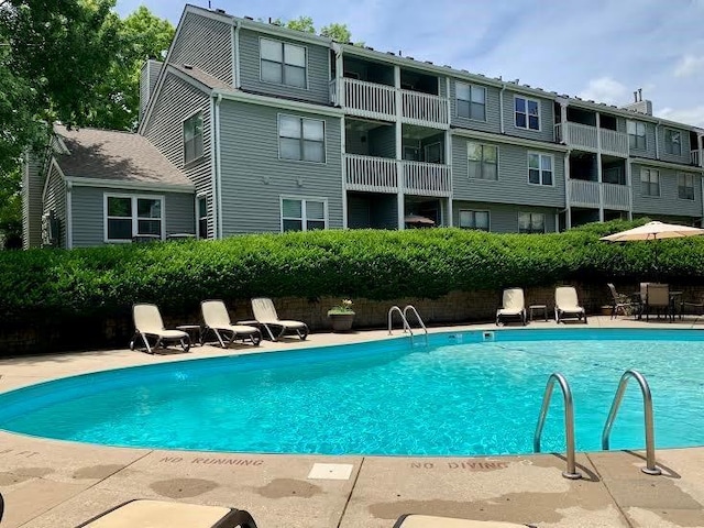 8806 W 106th Ter, Overland Park, KS 66212 - community pool with a patio