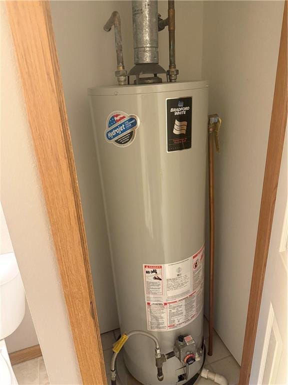1003 S Ridgeway St, Caney, KS 67333 - utility room featuring water heater