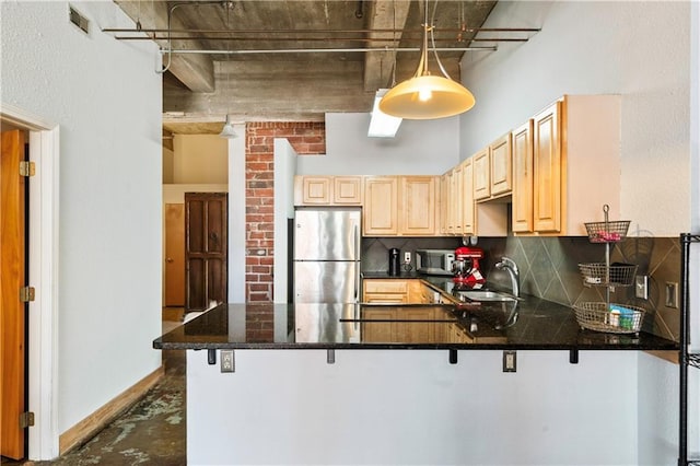 321 W 7th St Unit 501, Kansas City, MO 64105 - kitchen featuring stainless steel appliances, light brown cabinets, a peninsula, tasteful backsplash, and a breakfast bar