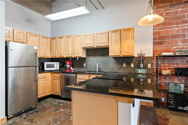 321 W 7th St Unit 501, Kansas City, MO 64105 - kitchen featuring stainless steel appliances, light brown cabinetry, backsplash, a towering ceiling, and a peninsula