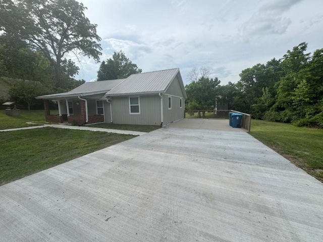 11828 E Roberts St, Sugar Creek, MO 64054 - ranch-style house featuring concrete driveway, a front yard, and a porch
