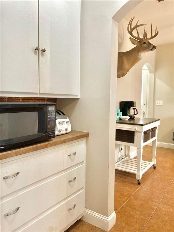 406 S 6th St, Burlington, KS 66839 - detailed view of black microwave and arched walkways
