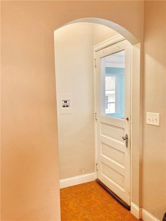 406 S 6th St, Burlington, KS 66839 - doorway featuring arched walkways and light tile patterned floors