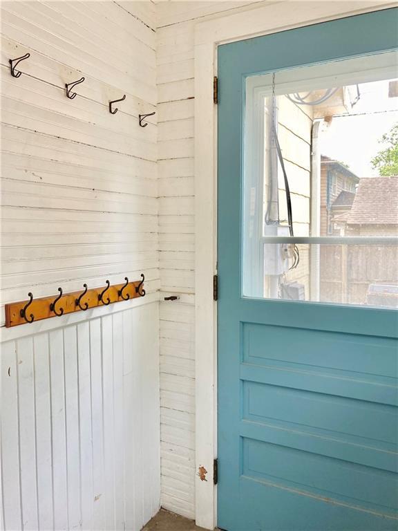406 S 6th St, Burlington, KS 66839 - property entrance