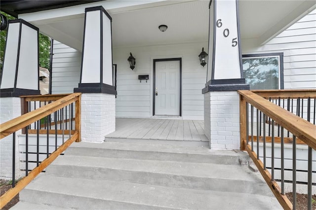 605 Oak St, Leavenworth, KS 66048 - doorway to property with a porch