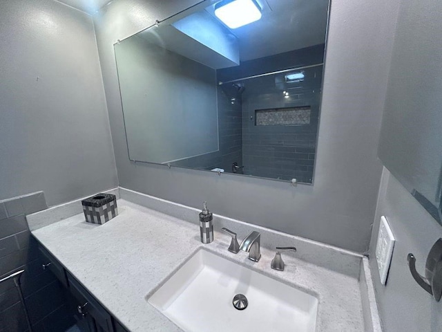 419 W 104th St Unit D, Kansas City, MO 64114 - full bath with vanity and a shower