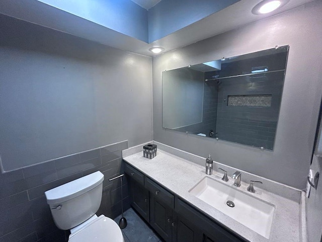 419 W 104th St Unit D, Kansas City, MO 64114 - bathroom featuring vanity, a shower, and tile walls