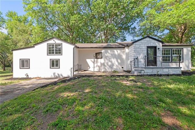 2101 Spruce St, Leavenworth, KS 66048 - view of front of house with stucco siding and a front yard