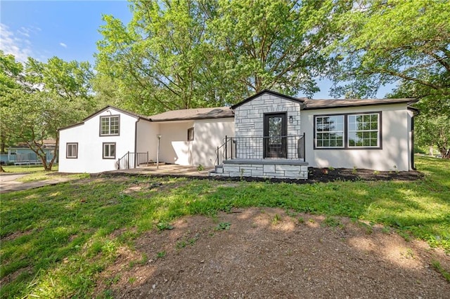 2101 Spruce St, Leavenworth, KS 66048 - view of front facade with a front lawn