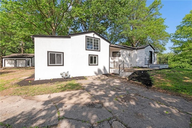 2101 Spruce St, Leavenworth, KS 66048 - view of front of property featuring stucco siding