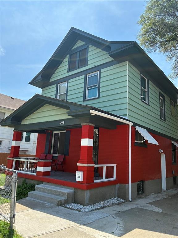 5223 Wilburn Ct, Kansas City, MO 64123 - view of front of property with a porch