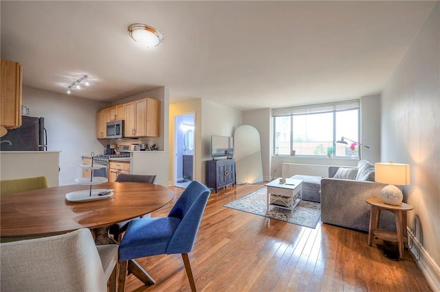 600 E 8th St Unit 4T, Kansas City, MO 64106 - dining space with light wood-style flooring