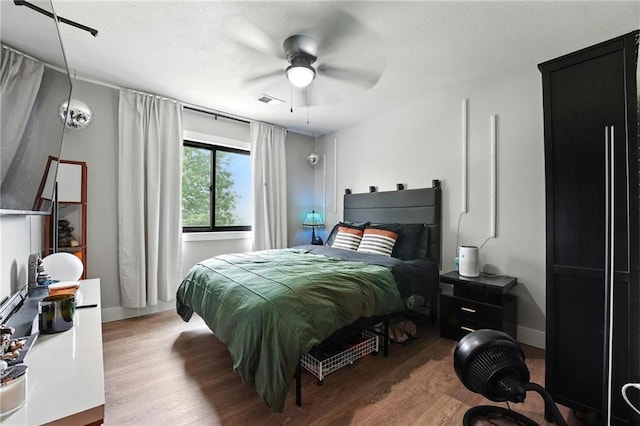 15376 Loring Rd, Bonner Springs, KS 66012 - bedroom featuring wood finished floors, a textured ceiling, and ceiling fan