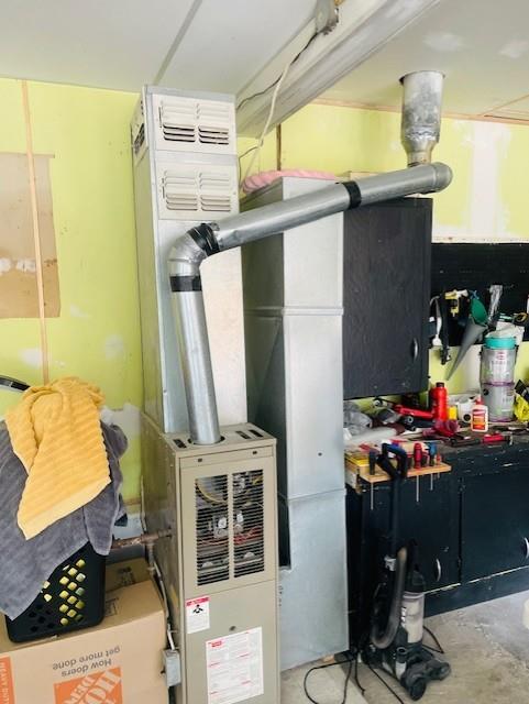 3119 Seneca St, Saint Joseph, MO 64507 - view of utility room