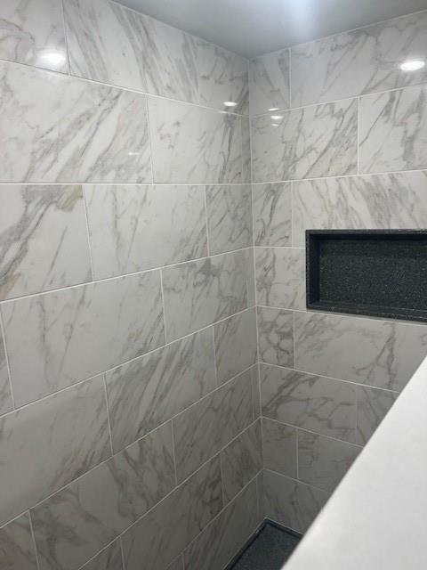 1901 NE River Ridge Rd, Saint Joseph, MO 64507 - bathroom with a tile shower
