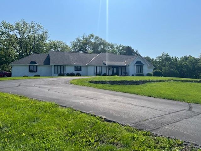 1901 NE River Ridge Rd, Saint Joseph, MO 64507 - single story home featuring driveway and a front lawn