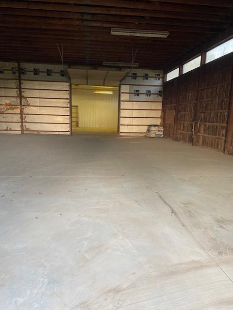1901 NE River Ridge Rd, Saint Joseph, MO 64507 - view of garage