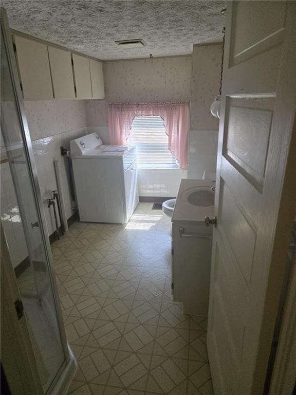 18916 166th St, Basehor, KS 66007 - laundry room featuring washer / clothes dryer and light flooring