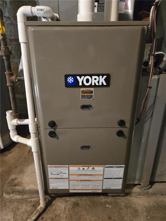 18916 166th St, Basehor, KS 66007 - utility room featuring heating unit