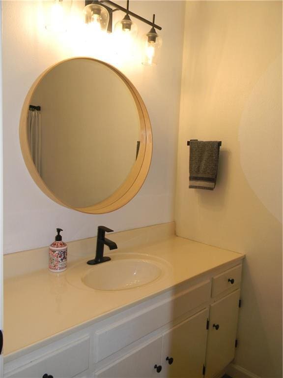 811 E Garfield St, Iola, KS 66749 - bathroom with vanity